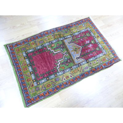 画像1: オールド絨毯　緑と赤が綺麗　ミフラップを描いたお祈り用　132×83cm
