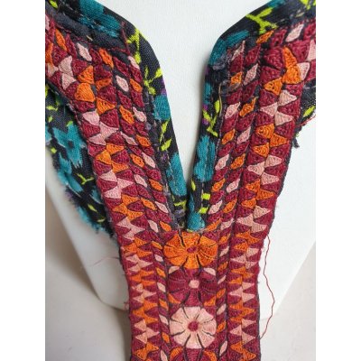 画像2: ヴィンテージ　トルクメニスタンの刺繍の襟飾り　手刺繍　全体の長さ43cm、直線部分の幅６cm　　