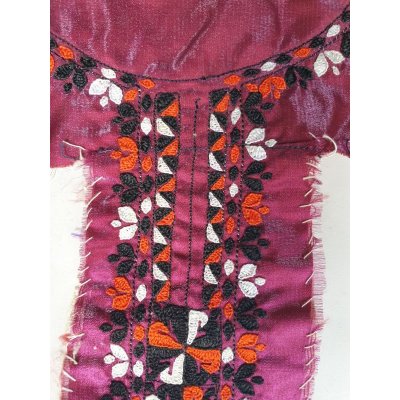 画像2: ヴィンテージ　トルクメニスタンの刺繍の襟飾り　手刺繍　未使用品　全体の長さ45cm、直線部分の幅5cm