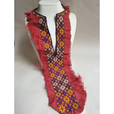 画像1: ヴィンテージ　トルクメニスタンの刺繍の襟飾り　手刺繍　全体の長さ42cm、直線部分の幅6cm　　