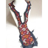 ヴィンテージ　トルクメニスタンの刺繍の襟飾り　手刺繍　全体の長さ48cm、直線部分の幅8cm　　
