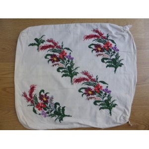 画像: オールド刺繍　クロスステッチ　野の花のモチーフのクッションカバー　50×43cm