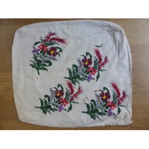 画像: オールド刺繍　クロスステッチ　野の花のモチーフのクッションカバー　47×43cm