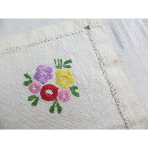 画像3: ヴィンテージ手刺繍　お盆のクロス　手織りのコットン布にシルク刺繍　28×21cm　 (3)
