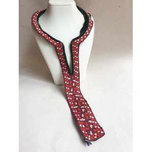 画像: ヴィンテージ　トルクメニスタンの刺繍の襟飾り　手刺繍　全体の長さ47cm、直線部分の幅5cm　　