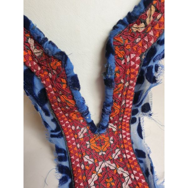 画像2: ヴィンテージ　トルクメニスタンの刺繍の襟飾り　手刺繍　全体の長さ48cm、直線部分の幅7cm (2)