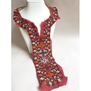 画像: ヴィンテージ　トルクメニスタンの刺繍の襟飾り　手刺繍　全体の長さ44cm、直線部分の幅9cm