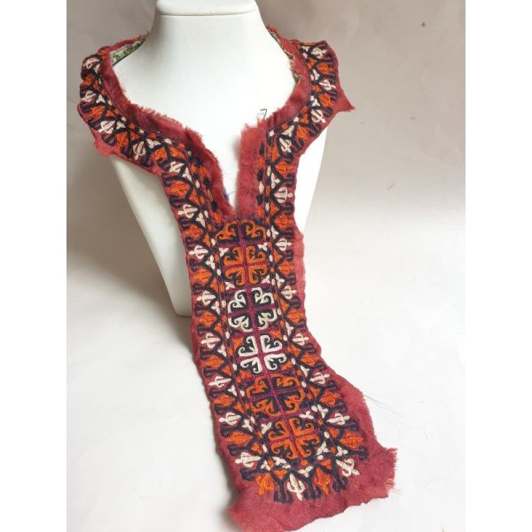 画像1: ヴィンテージ　トルクメニスタンの刺繍の襟飾り　手刺繍　全体の長さ44cm、直線部分の幅9cm (1)