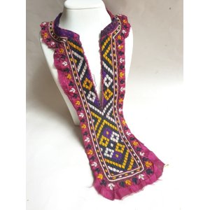 画像: ヴィンテージ　トルクメニスタンの刺繍の襟飾り　手刺繍　全体の長さ42cm、直線部分の幅10cm