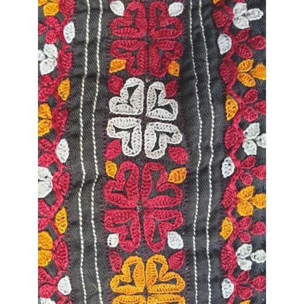 画像3: ヴィンテージ　トルクメニスタンの刺繍の襟飾り　手刺繍　未使用品　全体の長さ46cm、直線部分の幅7cm (3)