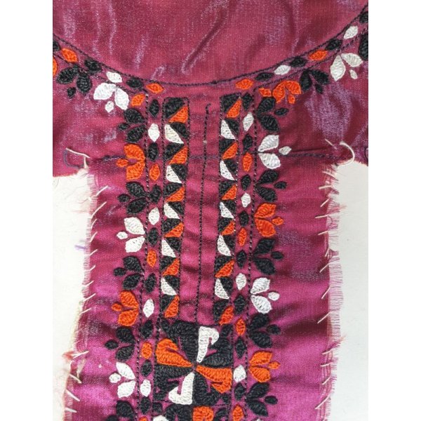 画像2: ヴィンテージ　トルクメニスタンの刺繍の襟飾り　手刺繍　未使用品　全体の長さ45cm、直線部分の幅5cm (2)