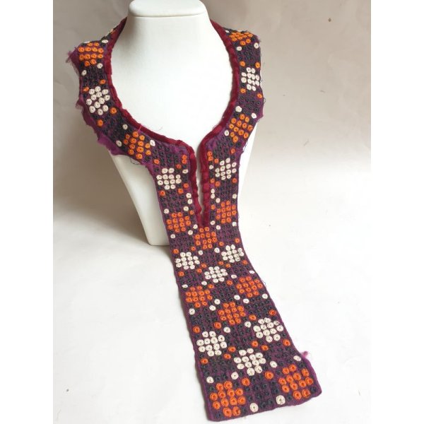 画像1: ヴィンテージ　トルクメニスタンの刺繍の襟飾り　手刺繍　全体の長さ46cm、直線部分の幅8cm　　 (1)