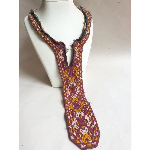 画像1: ヴィンテージ　トルクメニスタンの刺繍の襟飾り　手刺繍　全体の長さ48cm、直線部分の幅6cm (1)