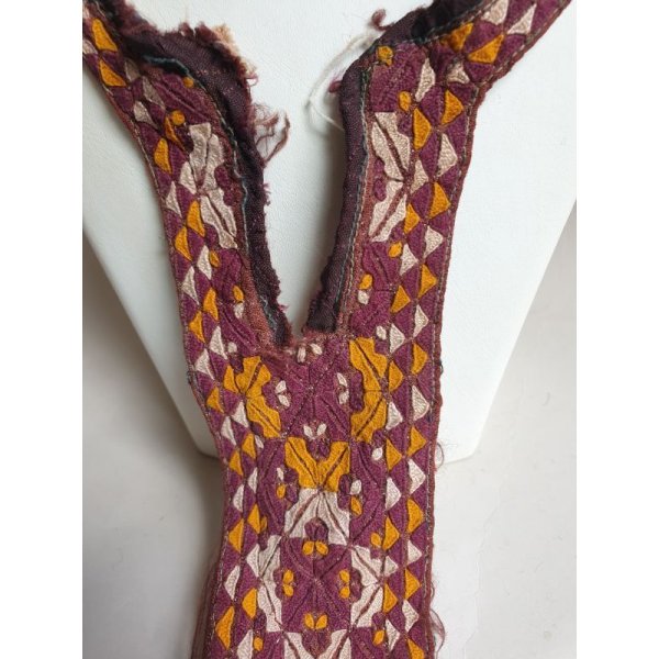 画像2: ヴィンテージ　トルクメニスタンの刺繍の襟飾り　手刺繍　全体の長さ48cm、直線部分の幅6cm (2)