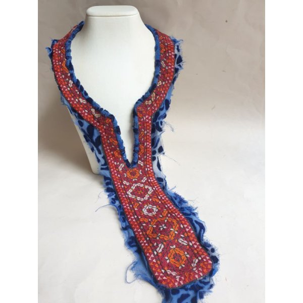 画像1: ヴィンテージ　トルクメニスタンの刺繍の襟飾り　手刺繍　全体の長さ48cm、直線部分の幅7cm (1)