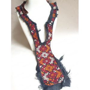 画像: ヴィンテージ　トルクメニスタンの刺繍の襟飾り　手刺繍　全体の長さ48cm、直線部分の幅8cm　　
