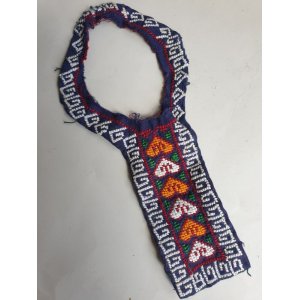 画像: ヴィンテージ　トルクメニスタンの刺繍の襟飾り　手刺繍　全体の長さ24cm、直線部分の幅5cm　お人形さん用？