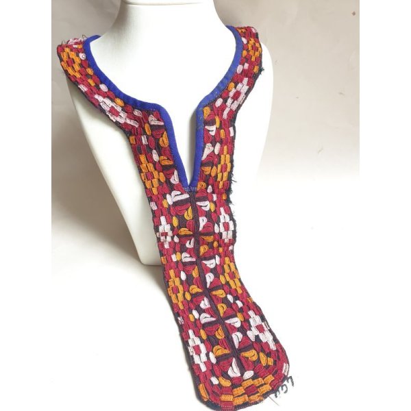 画像1: ヴィンテージ　トルクメニスタンの刺繍の襟飾り　手刺繍　全体の長さ44cm、直線部分の幅7cm　　 (1)