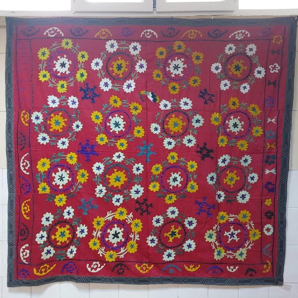 画像1: ヴィンテージ　ウズベキスタンの大きなスザーニ　コットン布にコットン糸の手刺繍　195×180cm 1975年製 (1)