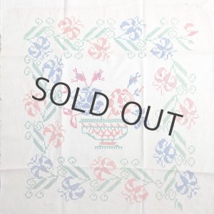 画像: オールド刺繍　鉢のバラとユリの花のクッションカバー　70×65cm